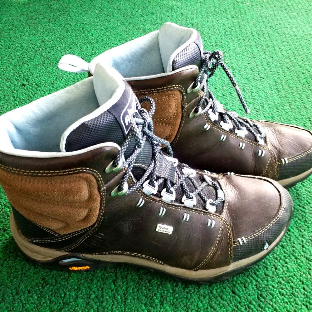 Ahnu Women’s Hiking Boots, size 7